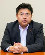 　インタビューに答えるれいわ新選組の高井崇志幹事長