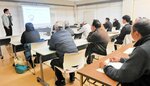 新温泉農業改良普及センターの職員から農地継承や獣害対策などの説明を受ける生産者＝５日、香美町香住区のＪＡたじま香住支店