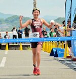 女子で２連覇を果たした小原結芽＝広島県尾道市因島特設コース