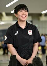 　シャルル・ドゴール空港に到着し、取材に応じるパリ五輪バドミントン日本代表の山口茜＝２０日、パリ郊外（共同）