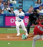 　ダイヤモンドバックス戦の１回、中前打を放つドジャース・大谷＝ロサンゼルス（共同）