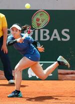 　女子シングルス２回戦でプレーする日比野菜緒＝パリ（共同）