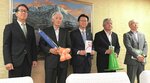 伊木市長（中央）に目録を手渡した井上委員長（左から２人目）ら＝１３日、米子市役所