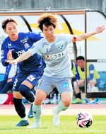 鳥取－富山　ガイナーレは後半、普光院が富山の選手と競り合う＝富山県総合運動公園陸上競技場