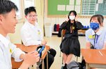 浜坂高生たちと英語で会話を楽しむ台湾の高校生（右端）＝２６日、新温泉町芦屋の浜坂高
