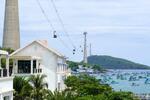 　漁船の上を通るロープウエー＝２０２４年５月、ベトナム南部フーコク島（共同）