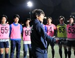 練習後、部員に向けて激励の言葉を送る松井さん（中央）＝５日、米子市大篠津町の弓浜コミュニティ広場