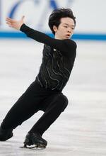 　男子ＳＰ　演技する鍵山優真＝東京体育館