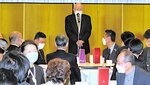 あいさつする戸田会長
