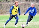 最前線で得点に絡むプレーが期待される富樫（左）＝オールガイナーレＹＡＪＩＮフィールド