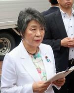 　静岡知事選を巡る発言に関し、記者団の囲み取材に応じる上川外相＝１９日午前、静岡市