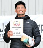３位入賞で表彰台に立った瀬川和正＝境港市の境港公共マリーナ