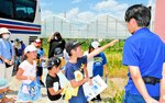 風車の内部構造などについて質問する児童たち