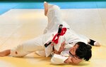 女子５７キロ級で優勝した金沢美裕（手前）＝鳥取市武道館