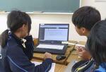 　道徳の授業で、チャットＧＰＴの回答を眺める児童＝昨年１０月、茨城県