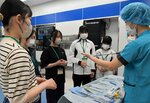 看護師から医療機器の説明を受ける高校生＝１５日、鳥取市江津の鳥取県立中央病院