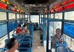 　インド・コルカタのトラムの車内＝２０２４年１０月（共同）