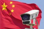 　北京市内に設置された監視カメラ（手前）と掲げられた中国国旗（共同）