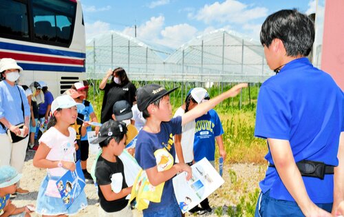 風車の内部構造などについて質問する児童たち