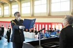初任科生を代表して服務宣誓をする山根さん（左）＝７日、鳥取市伏野の鳥取県警察学校