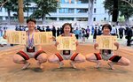 女子の各階級で優勝を果たした（左から）後藤なぎさ、石川昊愛、川口紗葵＝東京都の靖国神社相撲場