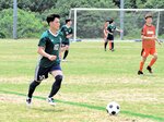 初めての公式戦に挑む佐々木さん＝８日、鳥取市若葉台北２丁目の市若葉台スポーツセンター