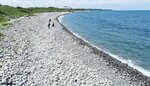 晴れ渡った夏の終わりの鳴り石の浜＝１９日、鳥取県琴浦町の花見海岸