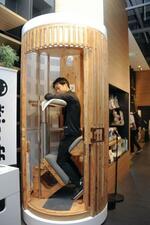 　立ったまま仮眠できる「ジラフナップ」＝東京都世田谷区