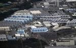 　東京電力福島第１原発の敷地に並ぶ処理水の保管タンク＝１０月