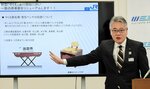 新型車両導入に合わせた新駅名標を説明する佐伯支社長＝２８日、米子市弥生町のＪＲ山陰支社