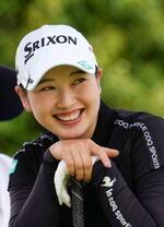 　第２日、１８番ティーで笑顔の小祝さくら。通算９アンダーで首位＝福岡雷山ＧＣ