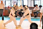 素手や長さの違う用具を使用して１本を狙う警察官