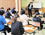 分かりやすい表現法などを学ぶ香美町社協の職員たち＝１６日、同町香住区森の同社協本所