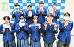 鳥取文芸の帯とポップを制作した鳥取湖陵高の生徒たち