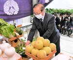 玉串をささげ、果実の豊作を願う上本組合長＝１４日、鳥取市湖山町東５丁目の木乃実神社