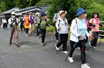 ポールを手にウオーキングを楽しむ参加者ら＝２５日、鳥取市河原町渡一木周辺