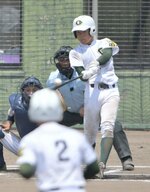 準決勝・鳥取商―鳥取城北　鳥取商は延長十回タイブレーク無死満塁から羽根の左前適時打で３―２とリードする＝どらドラパーク米子市民球場