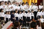 　幅広い世代と一緒に「第九」を合唱し、拍手される小学生たち＝１日、横浜市鶴見区の市場小学校