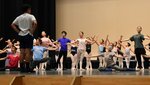本番を想定し稽古に励む出演者ら＝２３日、鳥取市のとりぎん文化会館