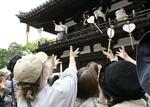 　奈良市の唐招提寺で行われた伝統行事「うちわまき」＝１９日午後
