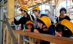 道の駅ほうじょうの建物に使われている木材に記念のサインをする来場者＝２７日、北栄町国坂