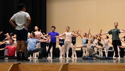 本番を想定し稽古に励む出演者ら＝２３日、鳥取市のとりぎん文化会館