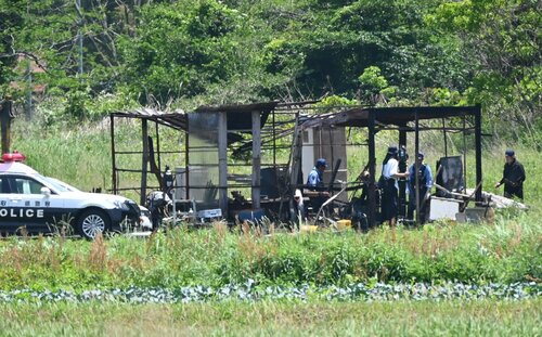 焼け落ちた作業小屋＝２８日大山町古御堂