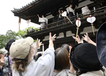　奈良市の唐招提寺で行われた伝統行事「うちわまき」＝１９日午後