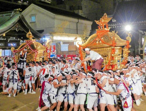 鳳、玉そろい踏み　堂々と宮入した鳳神輿（みこし）と玉神輿