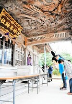 竜の彫刻の下で大会成功を祈る関係者ら＝１２日、琴浦町赤碕の神崎神社