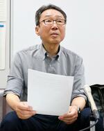 　記者会見する市民団体の久米慶典共同代表＝２２日午前、山口県岩国市