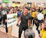 世界陸上北京大会の事前キャンプで到着したジャマイカ選手団を歓迎する県民＝２０１５年８月、鳥取市の鳥取砂丘コナン空港
