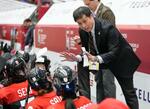 　日本―スウェーデン　第３ピリオド、ベンチで選手に指示を出す飯塚監督＝チェスケー・ブジェヨビツェ（共同）