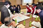 地域の課題について議員と一緒に話し合う参加者